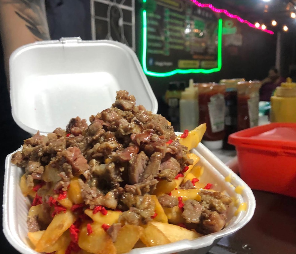 Papas con carne asada de Shaggy's Burgers