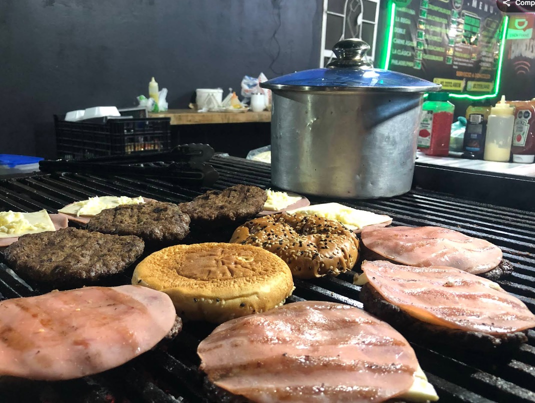 Hamburguesas preparándose al carbón