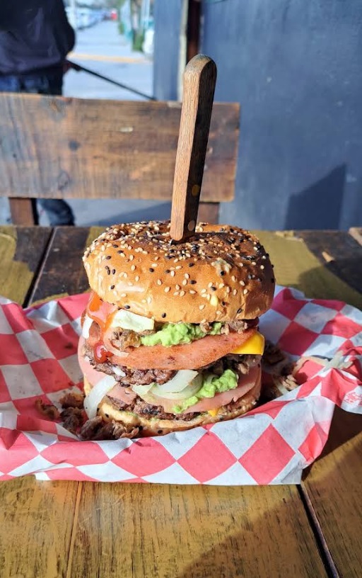 Hamburguesa artesanal servida al momento