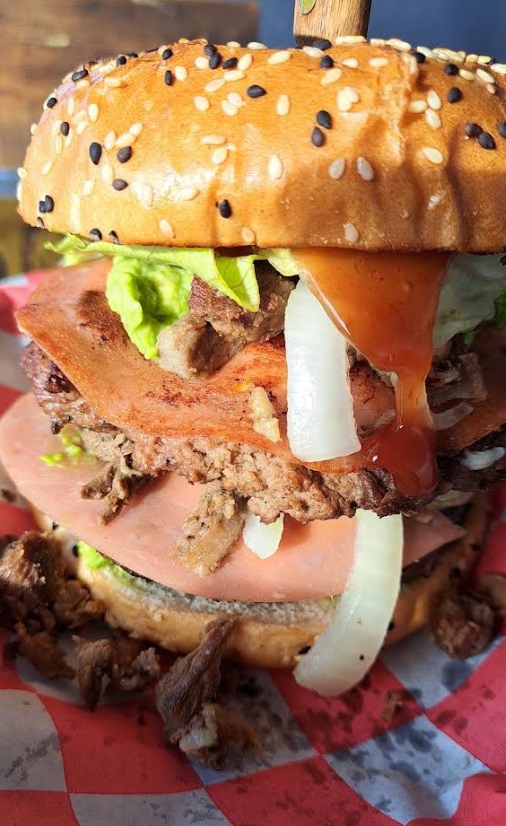Hamburguesa con ingredientes abundantes